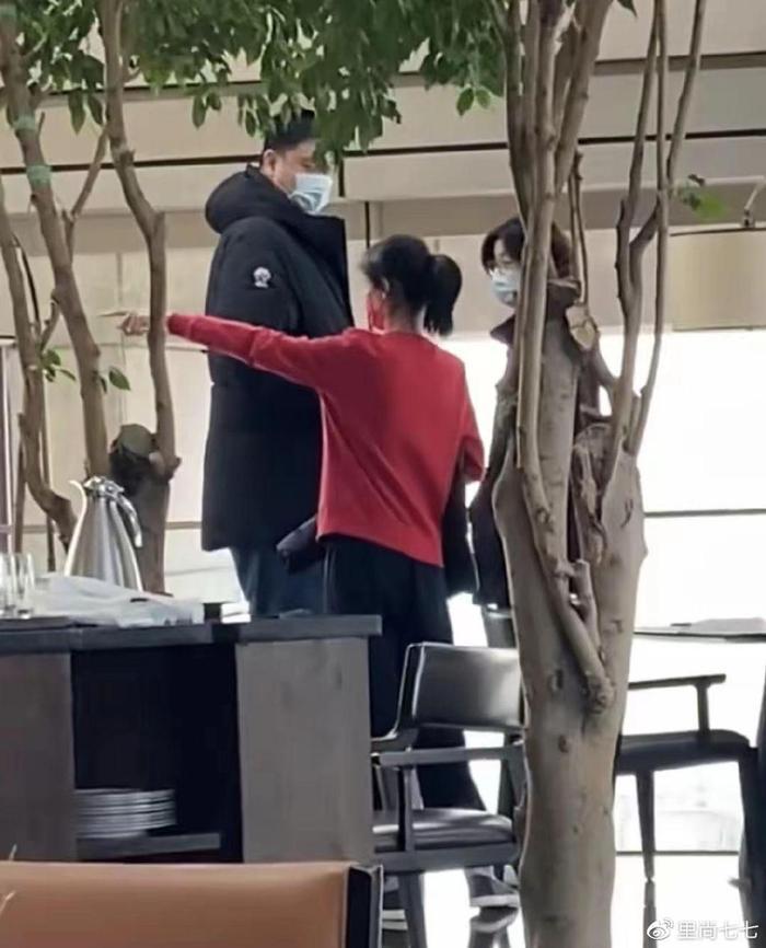姚明一家五口被偶遇女儿身高瞩目