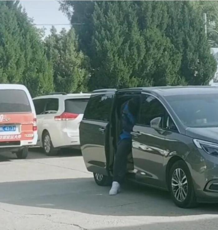 姚明带妻女逛公园，9岁女儿身高直追一米九叶莉，三双长腿超养眼