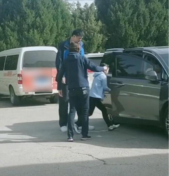 姚明带妻女逛公园，9岁女儿身高直追一米九叶莉，三双长腿超养眼