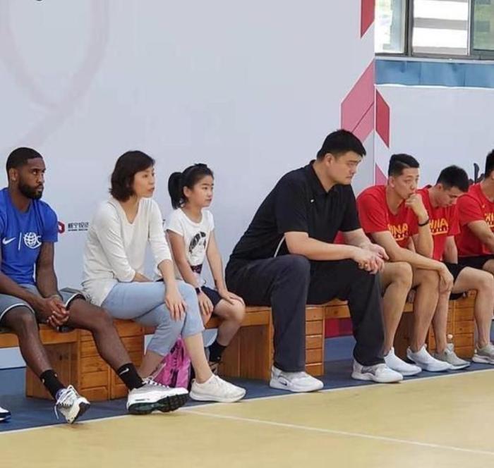 姚明带妻女逛公园，9岁女儿身高直追一米九叶莉，三双长腿超养眼