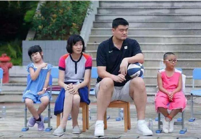 姚明带妻女逛公园，9岁女儿身高直追一米九叶莉，三双长腿超养眼