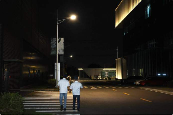 CEO何小鹏进厂跟进G6车型情况，亲自拧螺丝遭嫌弃