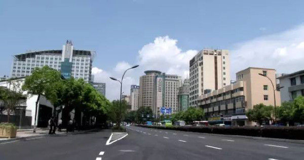 高温天杭州各城区最全免费停车时段表！

