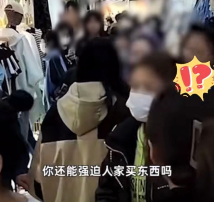 顾客试衣不买，老板暴怒追出质问：我跟你玩呢？