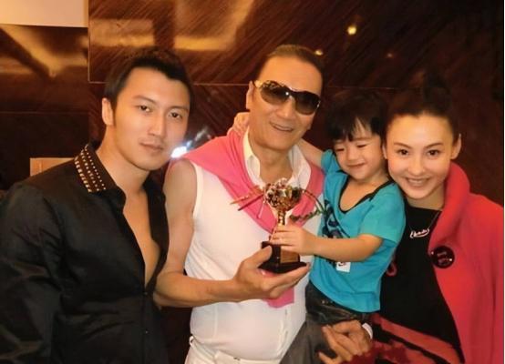 港媒曝谢霆锋分手，疑王菲包养小鲜肉，男方9字喊话张柏芝欲复合