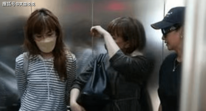 李玟两姐姐到殡仪馆处理后事