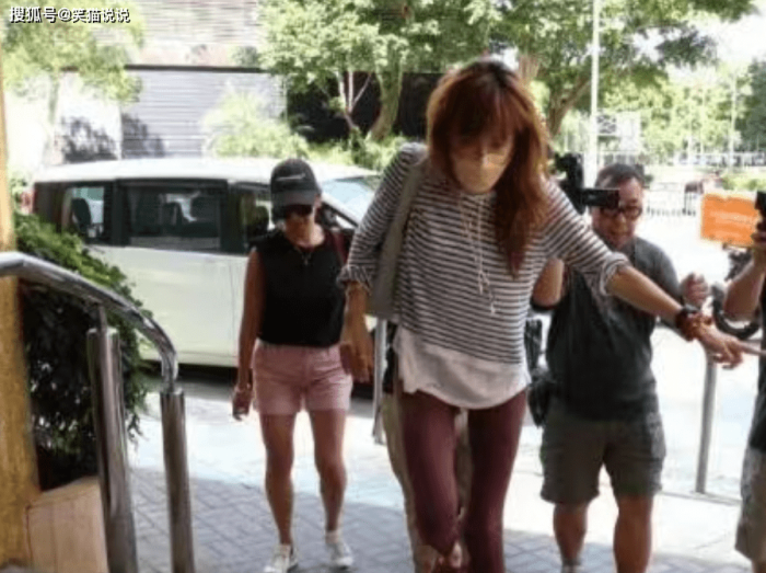 李玟两姐姐到殡仪馆处理后事