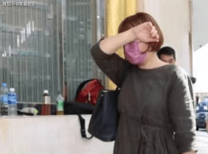 李玟两姐姐到殡仪馆处理后事