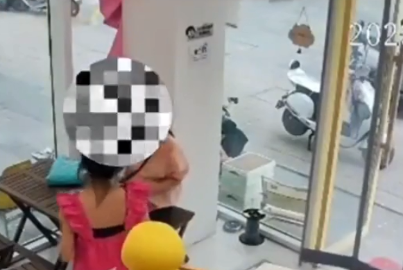 女子带螺蛳粉进甜品店吃饭，刚坐下一股“香气”扑鼻而来，被店员劝阻离开