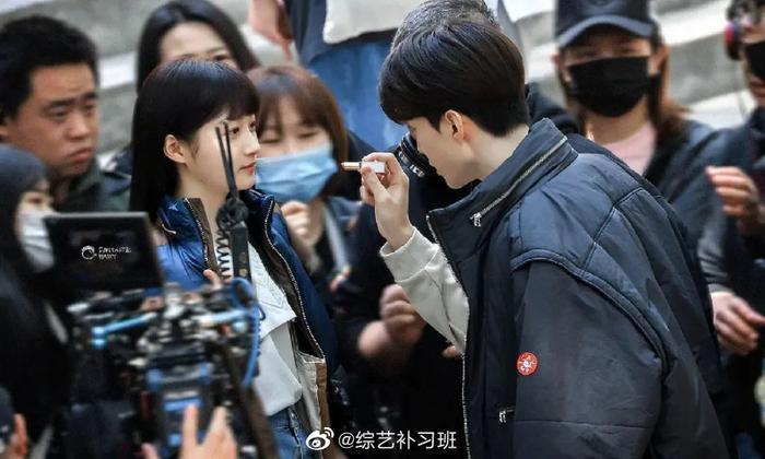 关晓彤范丞丞曾少年床上吻