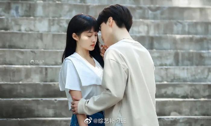 关晓彤范丞丞曾少年床上吻