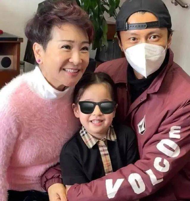 曝谢霆锋向公司坦白与天后王菲分手！网友：快复婚张柏芝
