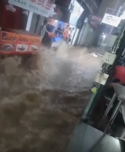 西安城区深夜遭暴雨突袭，多地积水成河，街道变河道