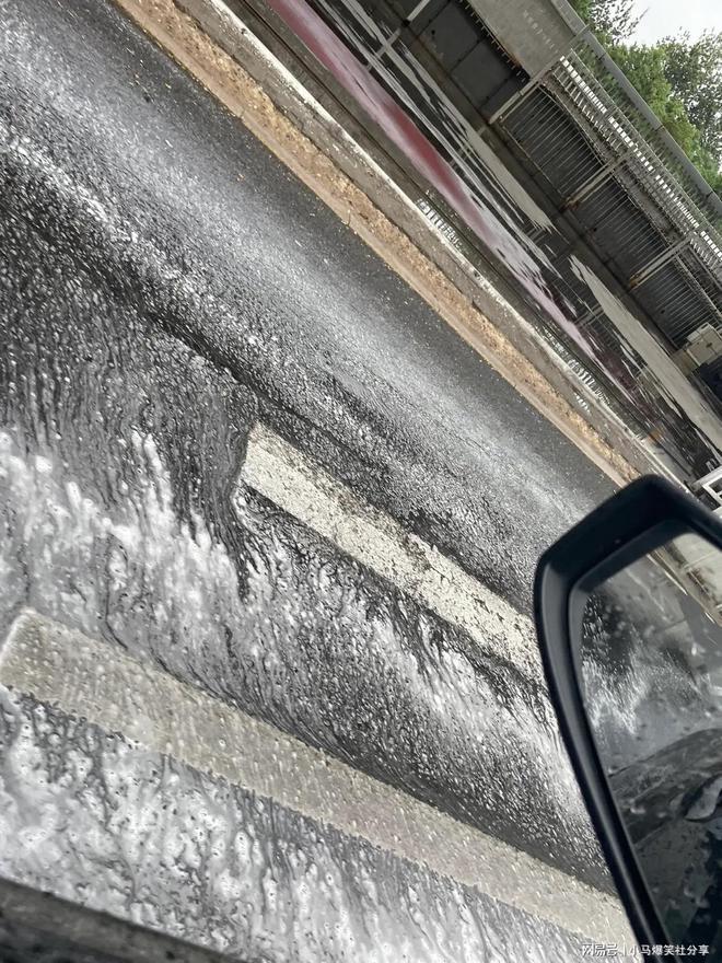 为啥北京一下雨，路上都是白泡沫似？