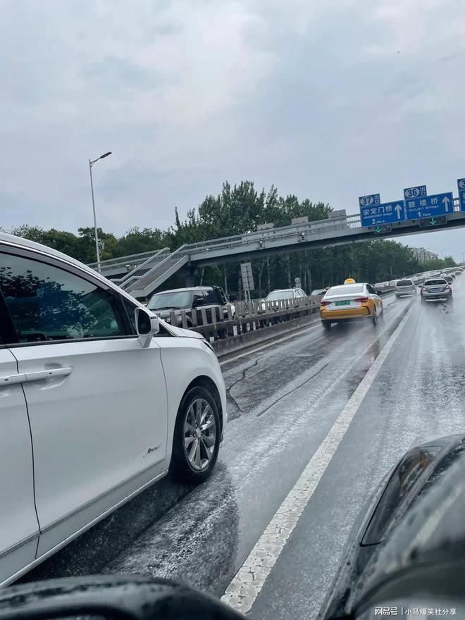 为啥北京一下雨，路上都是白泡沫似？