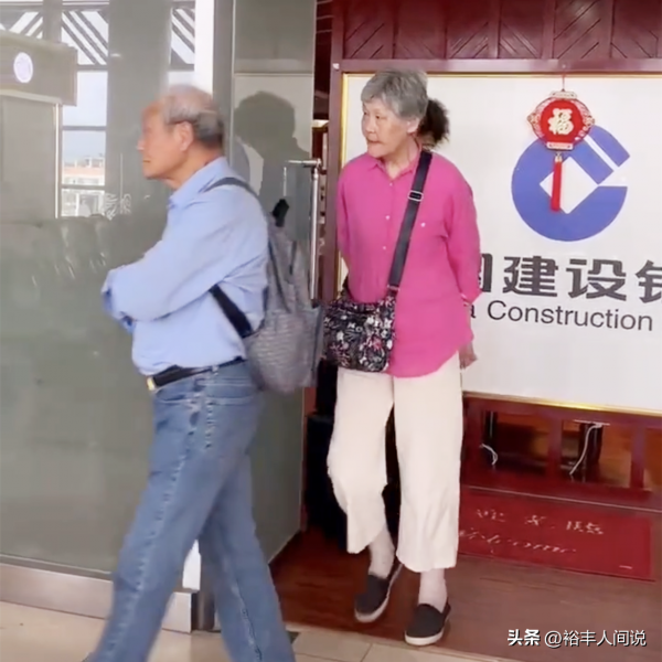 姚明一家人现身机场平均身高2米