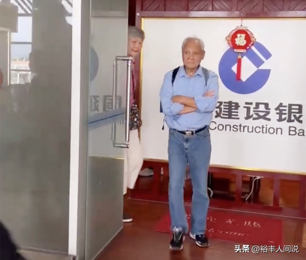 姚明一家人现身机场平均身高2米