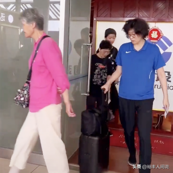 姚明一家人现身机场平均身高2米