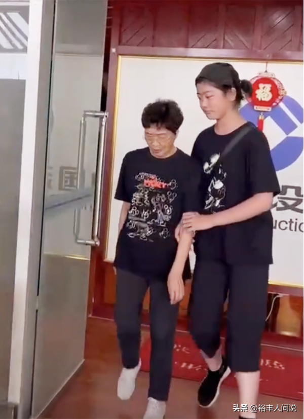 姚明一家人现身机场平均身高2米