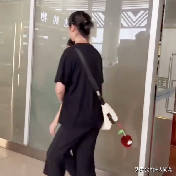 姚明一家人现身机场平均身高2米