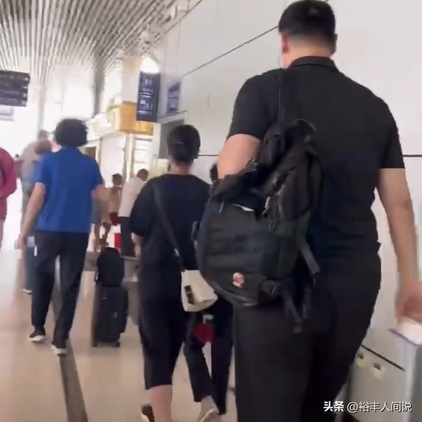姚明一家人现身机场平均身高2米