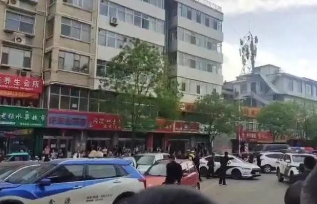 男子因感情纠纷杀人撞人致7死11伤，跑到楼顶但“没敢跳”