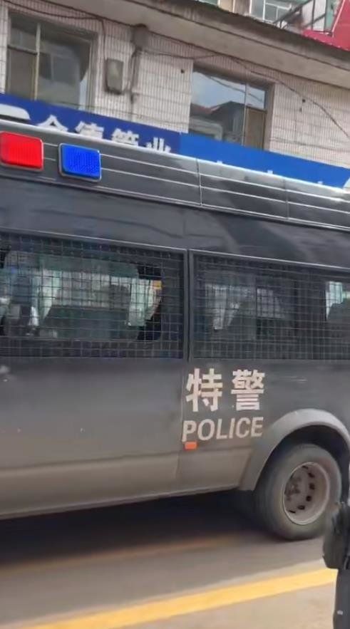 男子因感情纠纷杀人撞人致7死11伤，跑到楼顶但“没敢跳”