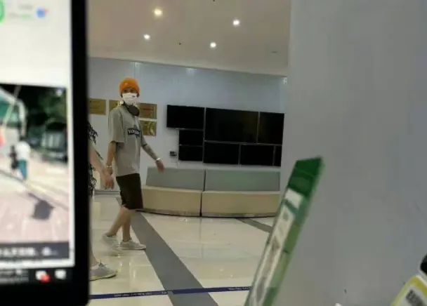 鹿晗现身医院疑做康复治疗