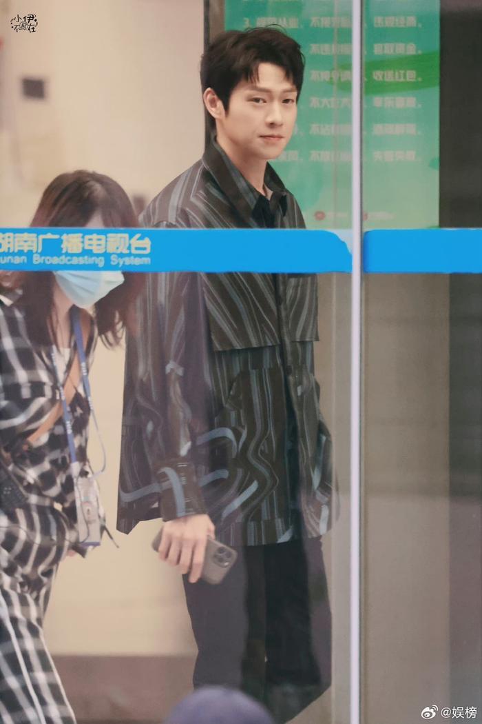 魏大勋你好星期六上班路透，支棱起来的样子也太帅了吧……