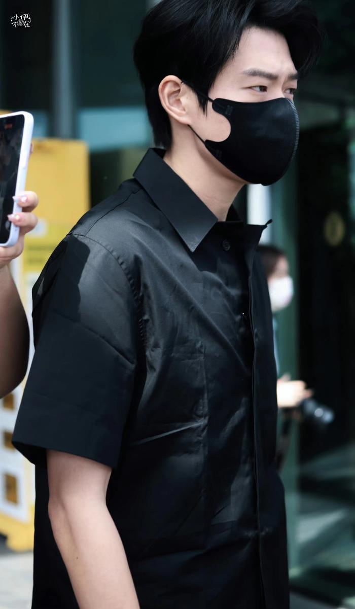 魏大勋你好星期六上班路透，支棱起来的样子也太帅了吧……