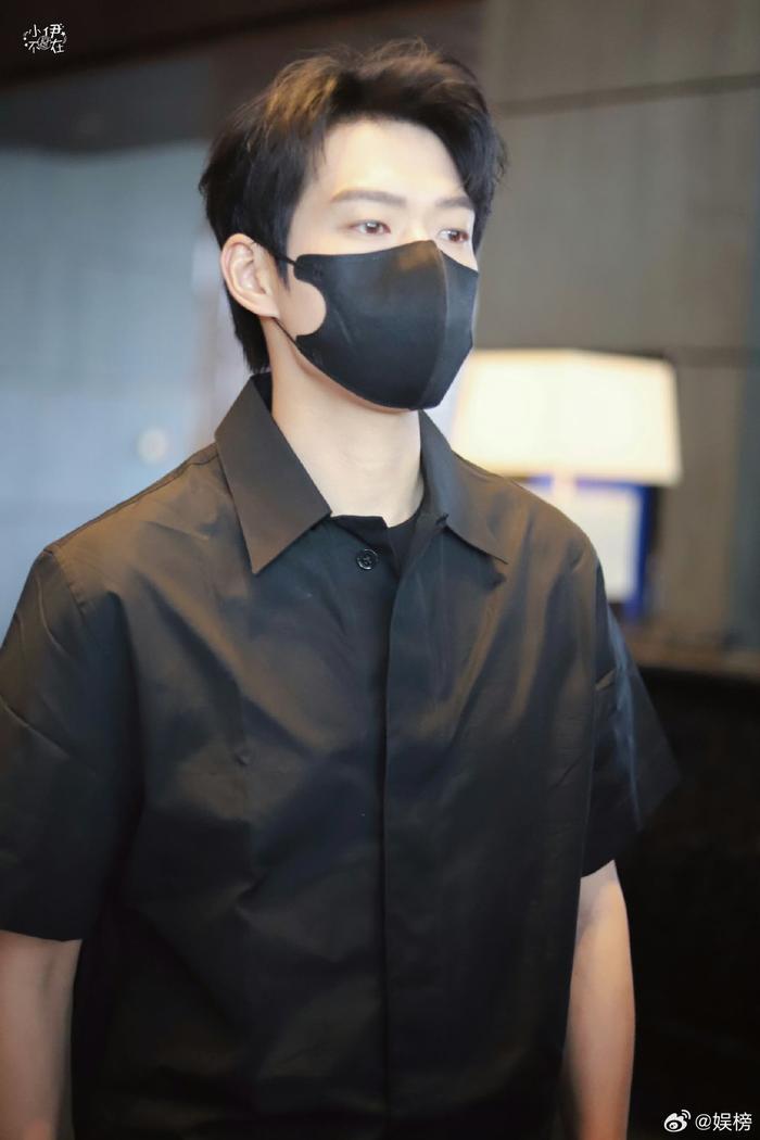 魏大勋你好星期六上班路透，支棱起来的样子也太帅了吧……