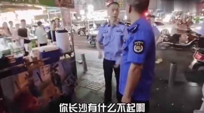 民警为摊贩怼城管