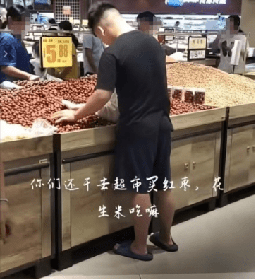 家长逛超市把孩子抱进红枣堆玩，超市：将更换整批红枣，加强文明提示

