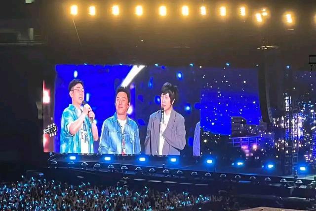 黄渤大鹏现身五月天演唱会，与阿信合唱《倔强》太热烈