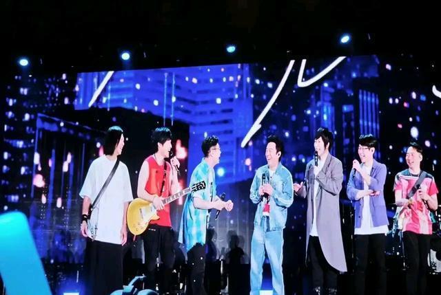 黄渤大鹏现身五月天演唱会，与阿信合唱《倔强》太热烈