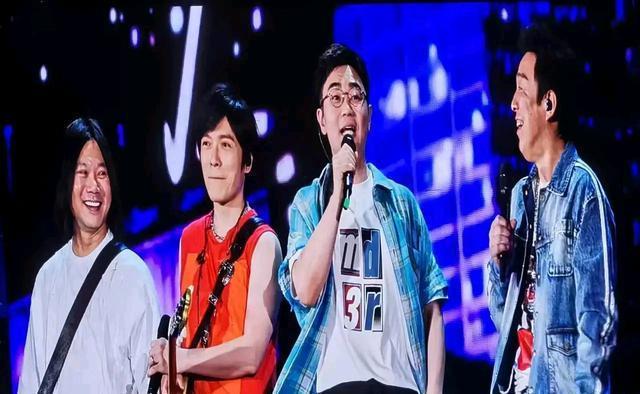 黄渤大鹏现身五月天演唱会，与阿信合唱《倔强》太热烈
