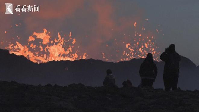 冰岛火山喷发游客争睹熔岩奇景