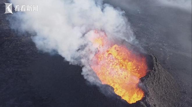 冰岛火山喷发游客争睹熔岩奇景