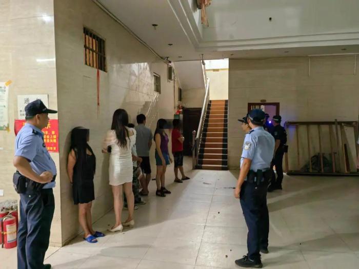 现场抓获！海南一旅馆内17名男女……