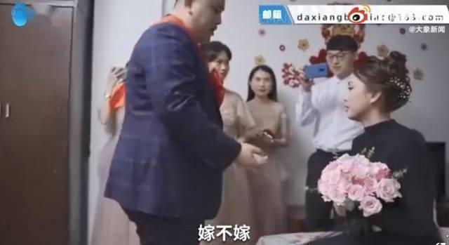 新郎接亲见到新娘瞬间眼含热泪