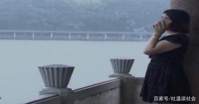 5旬老汉求爱妙龄美妇，遭拒之后强行侵犯，拿不雅照威胁屡次得逞