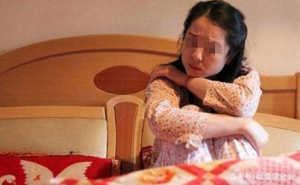 5旬老汉求爱妙龄美妇，遭拒之后强行侵犯，拿不雅照威胁屡次得逞