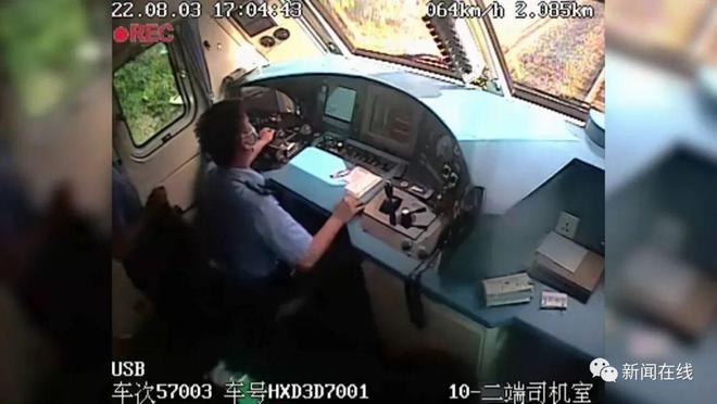 两女子不顾鸣笛铁轨旁拍照逼停火车