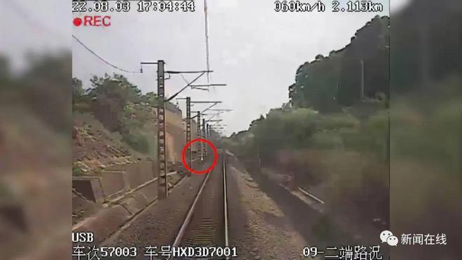 两女子不顾鸣笛铁轨旁拍照逼停火车