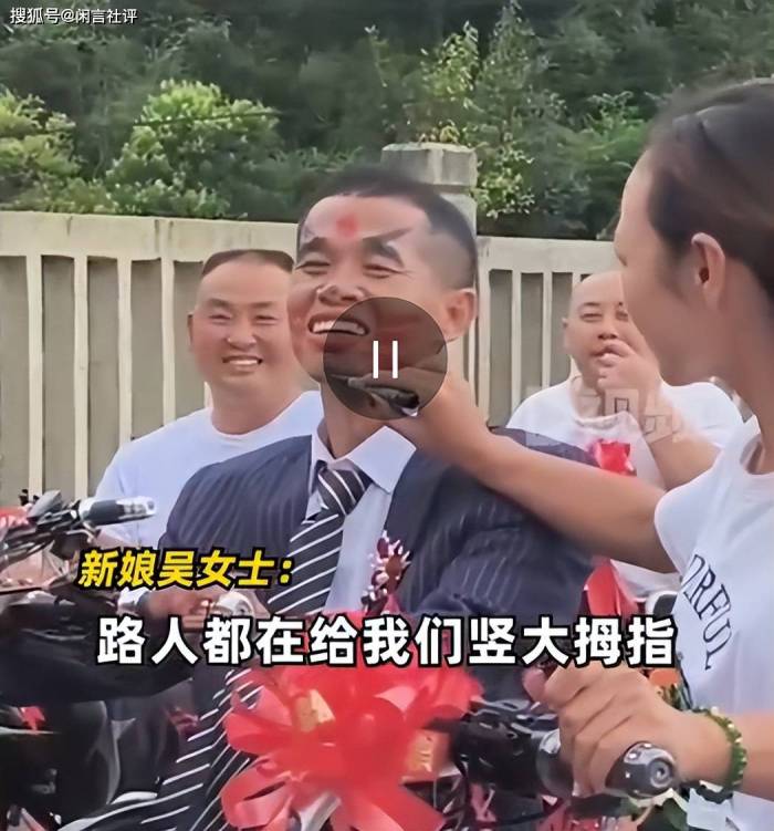 新人0彩礼用52辆轮椅迎亲：轮椅伙伴很多，路人都在竖大拇指