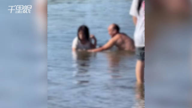 大爷教游泳偷摸女孩