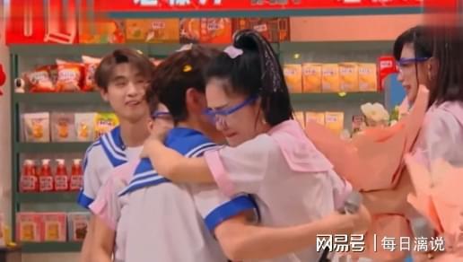 何炅谢娜再同框哭着拥抱