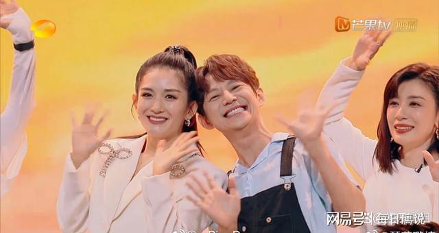 何炅谢娜再同框哭着拥抱