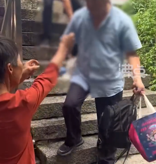 景区回应老人坐台阶被泼水驱赶