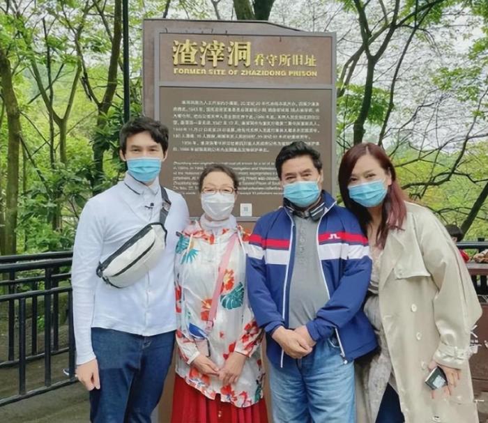 陈松伶夫妇携公婆旅游，婆媳只差10岁却一个似少女，一个是奶奶